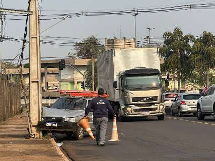 Motorista joga carro contra poste para evitar outros acidentes após pane 