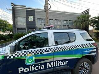 Viatura da Polícia Militar em frente a delegacia onde o caso foi registrado (Foto: Jornal da Nova)