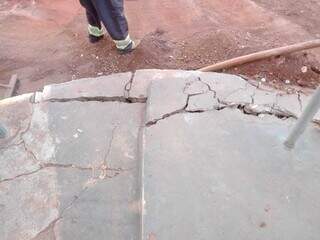 Calçada quebrada na Rua João Pedro de Souza (Foto: Direto das Ruas)