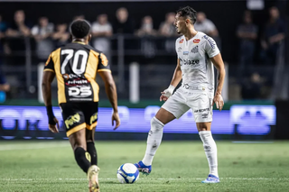 Jogados disputam a posse da bola na Vila Belmiro. (Foto: Raul Barreta/Santos)