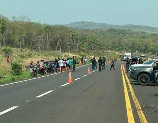 Movimentação no local onde adolescente indígena foi encontrado morto (Foto: Divulgação)