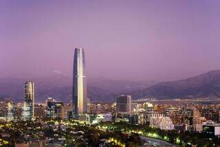 O edifício Sky Costanera, um mirante de 300 metros de altura, parada obrigatória para quem viaja a Santiago do Chile (Foto: Reprodução)