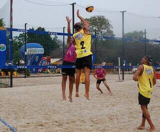 Atletas disputando jogo de vôlei de praia na cidade de Bonito (Foto: Divulgação) 