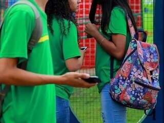 Estudantes da rede estadual de ensino com celulares nas mão (Foto: Arquivo/Campo Grande News)