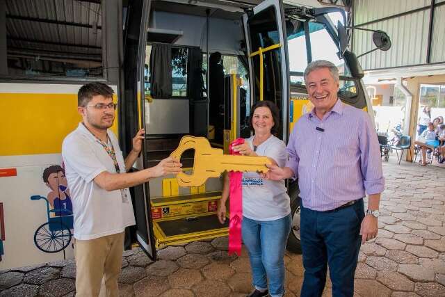 APAE de Nova Andradina recebe &ocirc;nibus adaptado com emenda de R$ 500 mil