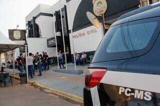 Policiais civis em frente a Depac Centro durante paralisação na última quinta-feira (19) (Foto: Juliano Almeida)