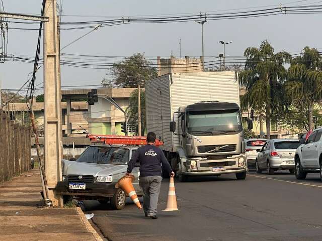 Motorista joga carro contra poste para evitar outros acidentes ap&oacute;s pane 