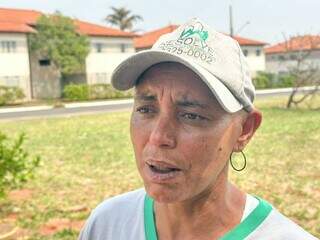 Zeladora Luciana Alves, de 41 anos, em entrevista no terreno (Foto: Marcos Maluf)