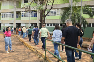 Candidatos chegam a Escola Hercules Maymone, um dos locais de aplicação do certame. (Foto: Laiana Horing Nantes/Agência MS)