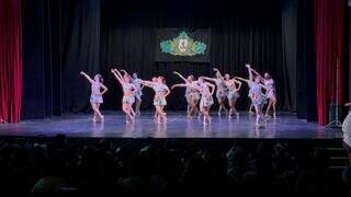 Dançarinas Grupo Sanssouci durante apresentação de &#34;Brasilidades&#34;, coreografada especialmente para o campeonato internacional (Foto: Arquivo Pessoal)