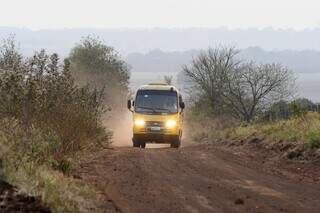 Ônibus escolar em estrada de Mato Grosso do Sul (Foto: Divulgação/Bruno Rezende/Governo de MS)