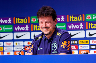 Técnico Fernando Diniz em entrevista coletiva quando comandava a Seleção Braslieira (Foto: Rodrigo Ferreira/CBF)