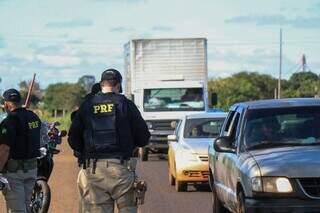 Policiais rodoviários federais durante fiscalização em estrada de Mato Grosso do Sul (Foto: Arquivo/Campo Grande News)