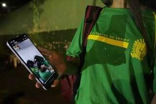 Estudante da rede estadual de ensino mostra vídeo em celular (Foto: Arquivo/Campo Grande News)