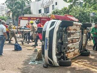 Carro capotado e motorista sendo atendido pelo Corpo de Bombeiros (Foto: Marcos Maluf)