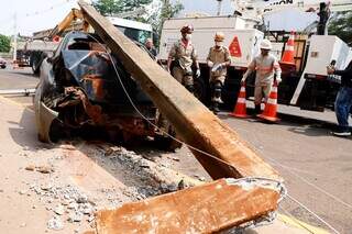 Poste quebrado sobre carro batido na Rua Cubatão (Foto: Henrique Kawaminami)