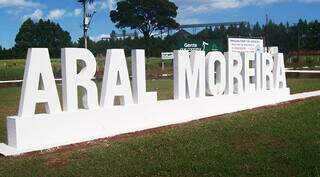 Letreiro na entrada da cidade de Aral Moreira onde crime aconteceu (Foto: Reprodução)