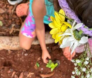 Criança durante Festa da Primavera em Escola de Campo Grande (Foto: Natália Bacha)