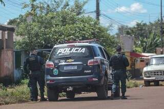 Policiais militares ao lado de viatura, no Bairro São Conrado (Foto: Marcos Maluf/Arquivo)