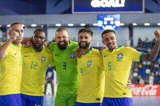 Jogadores da Seleção Brasileira de futsal comemorando vitória sobre a Costa Rica (Foto: Leto Ribas)