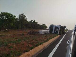 Carreta carregada com soja tomba em &aacute;rea verde da MS-040