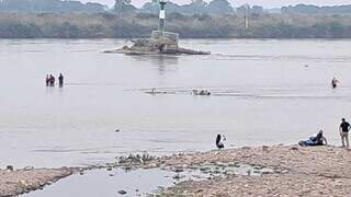 Corumbaenses andam pelo leito do Rio Paraguai e se aproximam do farol do Porto Geral (Foto: Elanir Miguéis)