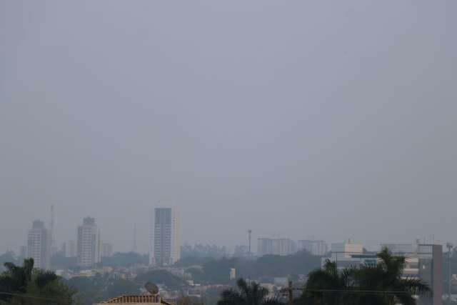 C&eacute;u amanhece cinza e frente fria pode trazer chuva