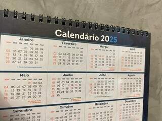 Datas destacadas em vermelho no calendário são feriados e finais de semana do ano que vem (Foto: Cassia Modena)