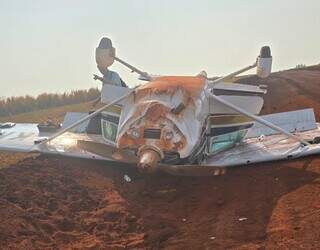 Avião capotado na pista que fica dentro da propriedade rural (Foto: Divulgação | Dracco)