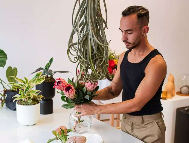 Bi&oacute;logo transforma casa em galeria bot&acirc;nica com arte e flores ex&oacute;ticas