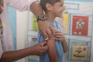 Aluno da Rede Municipal de Ensino recebendo a dose do imunizante contra a dengue (Foto: Marcos Maluf/Arquivo)