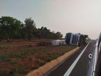 Carreta carregada com soja tomba em área verde da MS-040