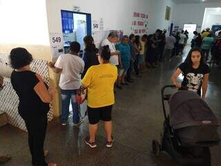 Eleitores aguardando em fila de votação em Campo Grande (Foto: Arquivo/Campo Grande News)