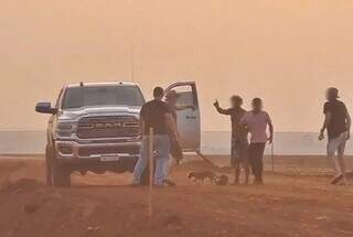 Suspeitos sendo contidos até a chegada da polícia. (Foto: Veja Folha)