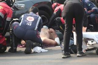 Vítima sendo atendida pelo Samu. (Foto: Marcos Maluf)