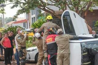 Momento em quem o homem de 21 aos é retirado do carro (Foto: Marcos Maluf)