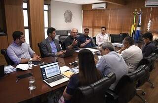 Secretário estadual de Educação, Helio Daher gesticula durante reunião (Foto: Bruno Rezende)