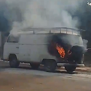 Pane em motor provoca incêndio em Kombi no Nova Lima