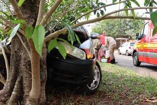 Gol ficou com parte da frente destruída e motorista foi imobilizado para ser levado até unidade hospitalar (Foto: Osmar Veiga)