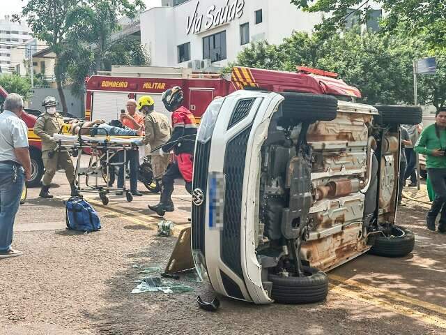 Motorista fura preferencial, atinge carro e ve&iacute;culo capota 2 vezes