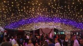 Luzes da decoração de Natal de Três Lagoas em dezembro de 2023. (Foto: Reprodução/Rádio Caçula)