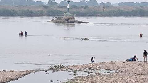 Inacredit&aacute;vel! Corumbaenses andam no Rio Paraguai at&eacute; farol antes coberto d&#039;&aacute;gua