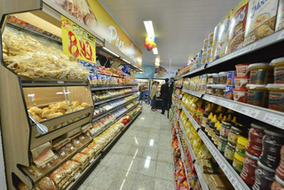 Clientes circulam por gôndolas de supermercado, em Campo Grande. (Foto: Arquivo/Campo Grande News)