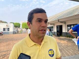 Candidato Beto Pereira (PSDB), em visita à distribuidora de bebidas (Foto: Clara Farias)