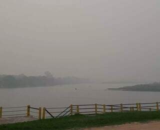 Fumaça encobre Rio Paraguai, em Porto Murtinho (Foto: Porto Murtinho Notícias/Divulgação)