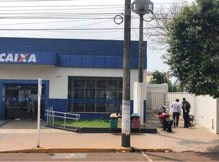 Agente da PF na agência da Caixa em Maracaju, onde golpe foi aplicado (Foto: Hosana de Lourdes/Tudo do MS)