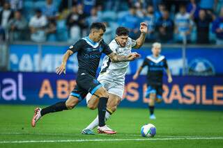 Jogadores disputam a posse da bola no gramado da Arena, em Porto Alegre (RS). (Foto: Lucas Uebel/Grêmio)