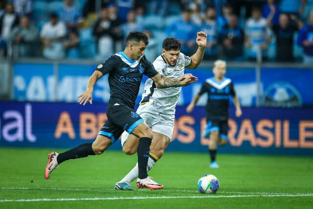 Gr&ecirc;mio perde e Inter cede empate em rodada atrasada do Brasileir&atilde;o