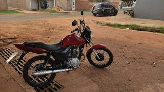 Motocicleta furtada no Centro foi localizada nas proximidades do Jardim Tijuca. (Foto: Ana Beatriz Rodrigues)