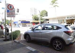 Veículo, sem adesivo de identificação ocupa vaga exclusiva para pessoa com deficiência (Foto: Arquivo/Campo Grande News)